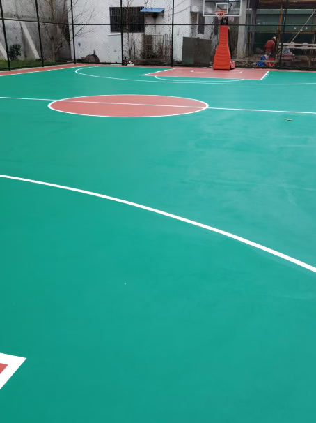 桦南 球场长期使用易出现地面开裂